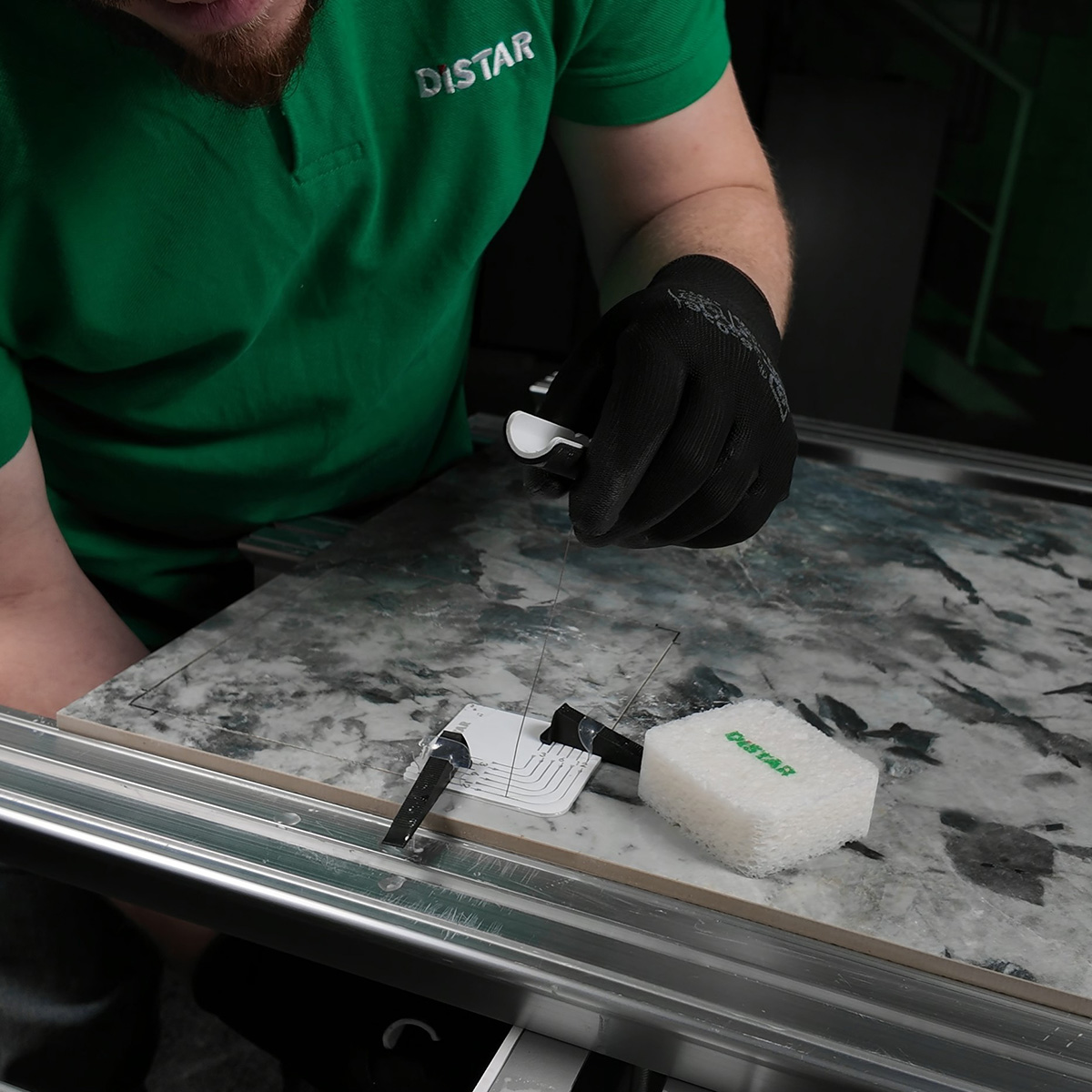 The CordSET kit contains everything you need for high-quality cutting of curves in tiles