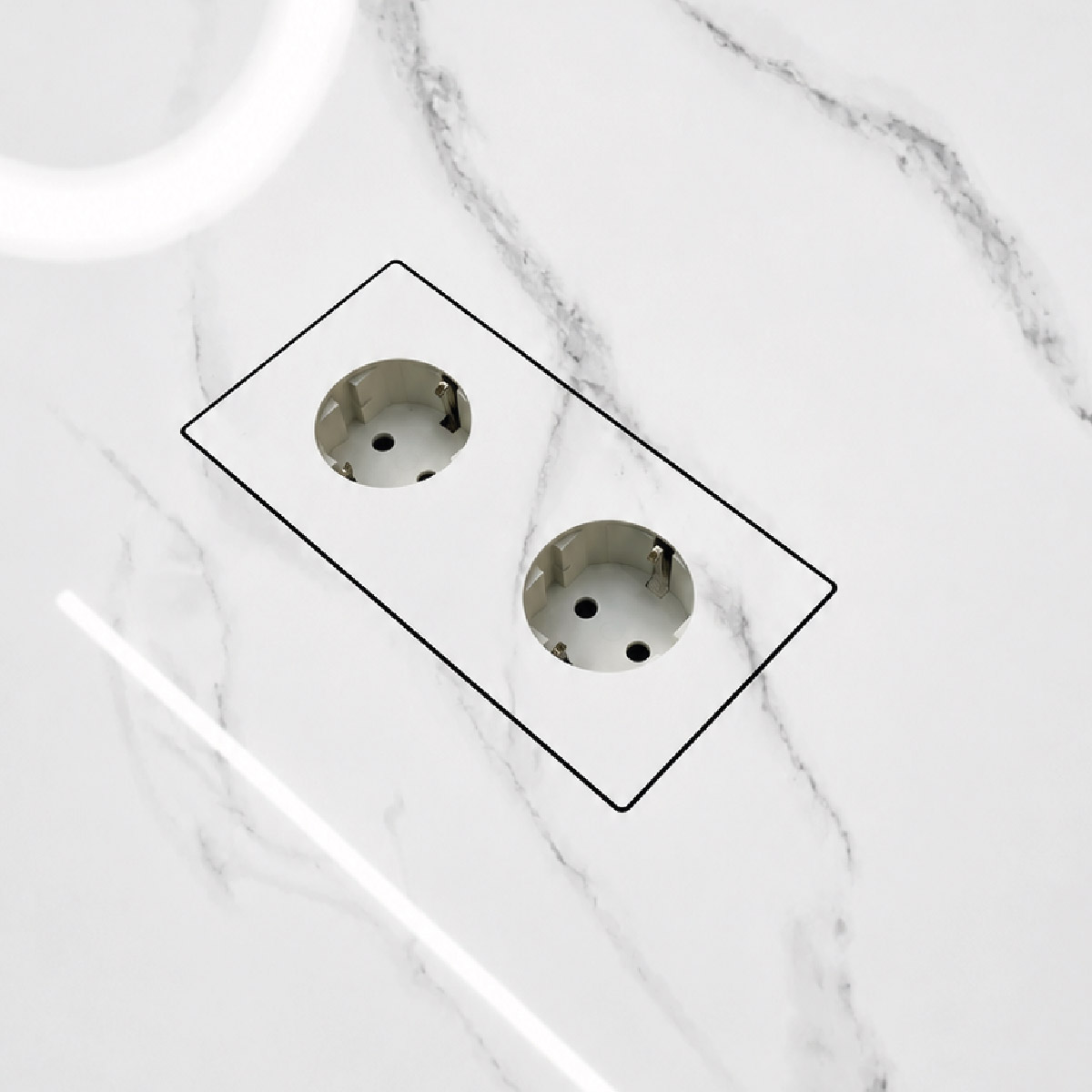 The set is also suitable for e.g. detailed cutting of electrical sockets